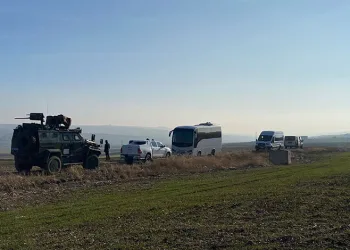 Elindeki cisimle araçları çizdi, rahat tavırları ‘pes’ dedirtti