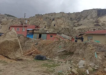 Trenin çarptığı yaya hayatını kaybetti