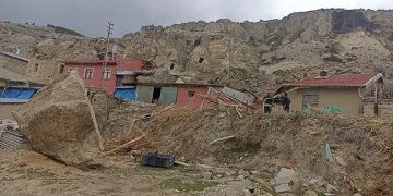 Trenin çarptığı yaya hayatını kaybetti