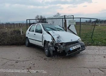 Bursa’da hapşırınca kontrolü kaybeden sürücü duvara çarptı