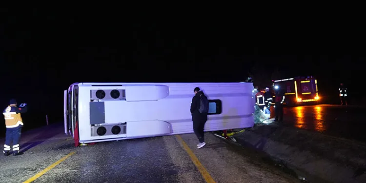Cenazeye giden midibüs devrildi: 1 ölü 23 yaralı