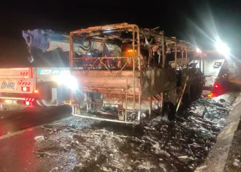 Bursa’da facia ucuz atlatıldı: Turist otobüsü alev alev yandı