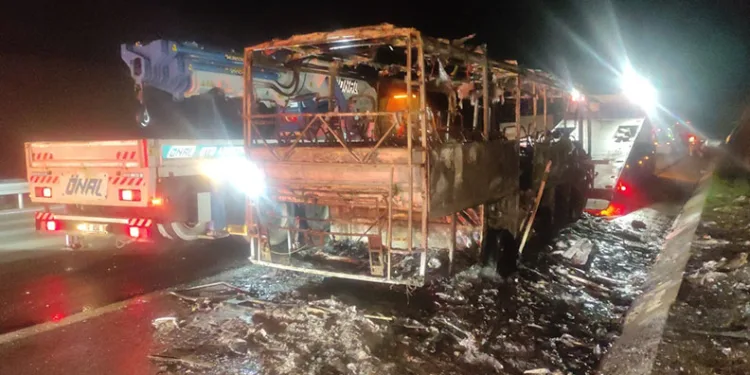 Bursa’da facia ucuz atlatıldı: Turist otobüsü alev alev yandı