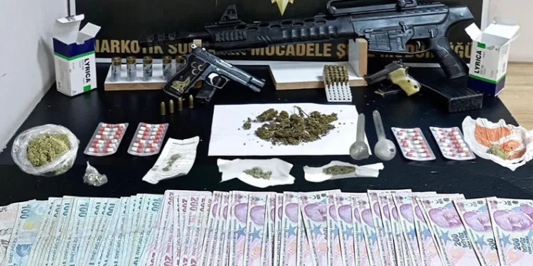 Müşteri gibi geldiler, çilingir sofrasını bedavaya getirdiler