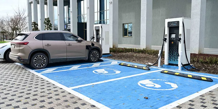 Karacabey’de elektrikli araç şarj istasyonları hizmete girdi