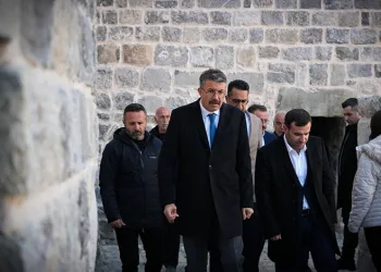 Motosiklet sürücüsü kazada öldü, yakınları çarpan otomobili parke taşıyla parçaladı