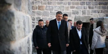 Motosiklet sürücüsü kazada öldü, yakınları çarpan otomobili parke taşıyla parçaladı