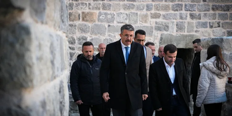 Motosiklet sürücüsü kazada öldü, yakınları çarpan otomobili parke taşıyla parçaladı