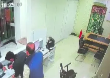 Döviz bürosunda dehşet! Gasp edip çalışanı rehin aldı
