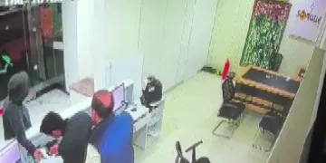 Döviz bürosunda dehşet! Gasp edip çalışanı rehin aldı
