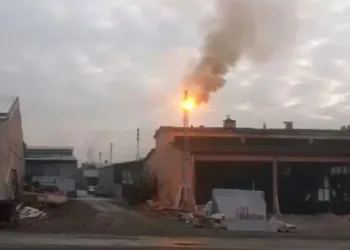 Falezlerden denize uçan araca ulaşıldı, kayıp sürücü aranıyor