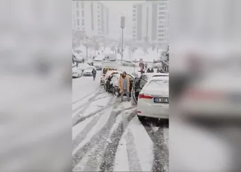 Şam’da askerler gövde gösterisi yaptı