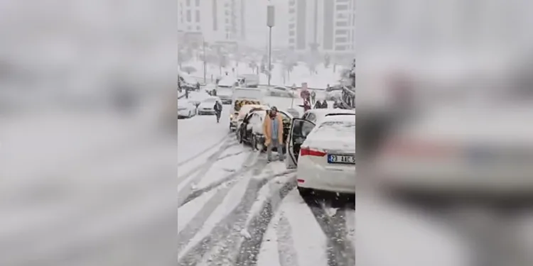 Şam’da askerler gövde gösterisi yaptı