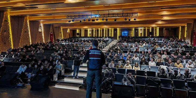 Bursa’da kadına şiddet ve uyuşturucuya karşı bilgilendirme