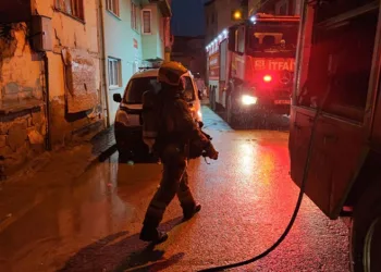 İnegöl’de ahşap evde çıkan yangın söndürüldü