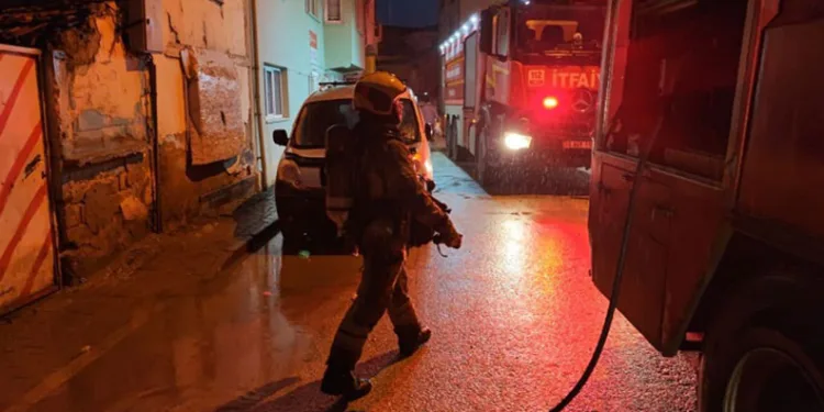 İnegöl’de ahşap evde çıkan yangın söndürüldü