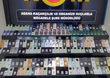 Yolcu otobüsünün motoruna gizlenmiş 188 gümrük kaçağı cep telefonu ele geçirildi