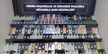 Yolcu otobüsünün motoruna gizlenmiş 188 gümrük kaçağı cep telefonu ele geçirildi