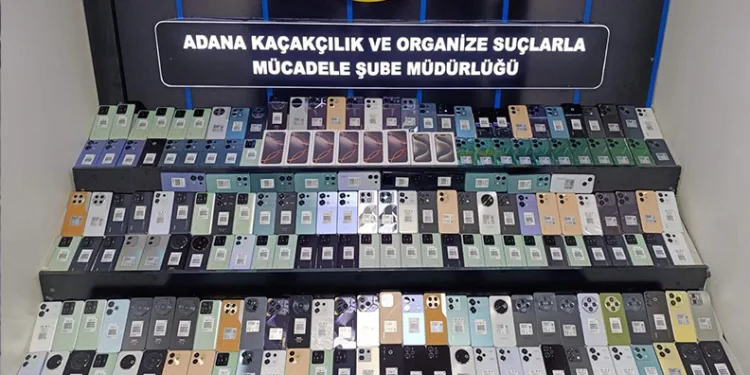 Yolcu otobüsünün motoruna gizlenmiş 188 gümrük kaçağı cep telefonu ele geçirildi