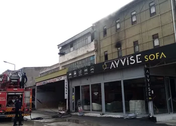 Bursa’da mobilya imalathanesinde yangın