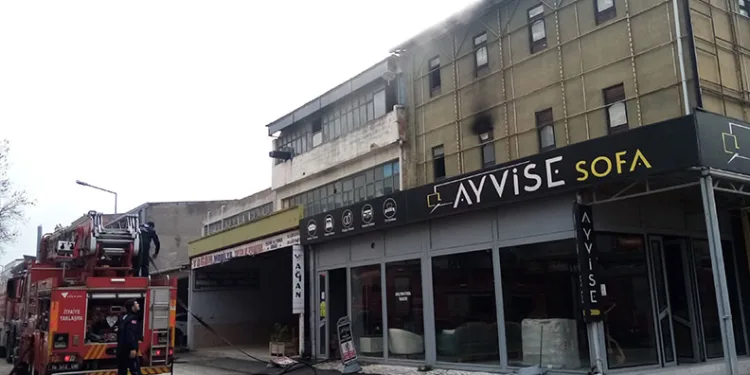 Bursa’da mobilya imalathanesinde yangın