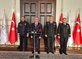 Köpekten kaçarken hafif ticari araca çarpan motosiklet sürücüsü yaralandı