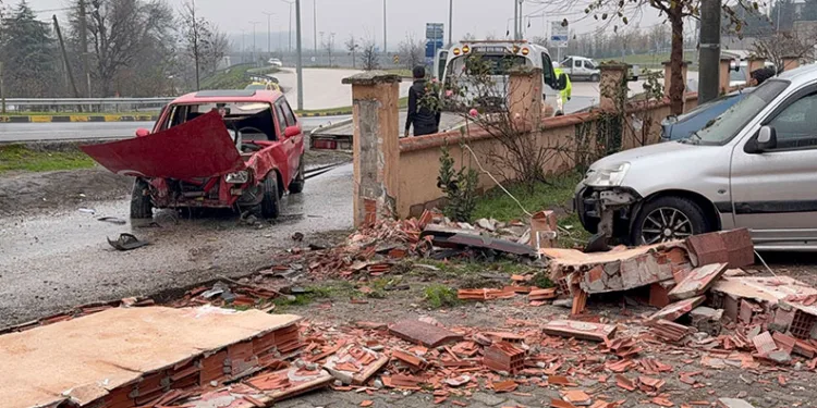 Otomobil bahçe duvarını yıktı: 5 yaralı