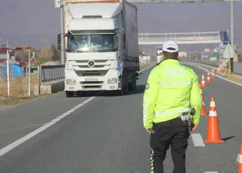 Seyir halindeki tır alev alarak yandı