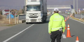 Seyir halindeki tır alev alarak yandı