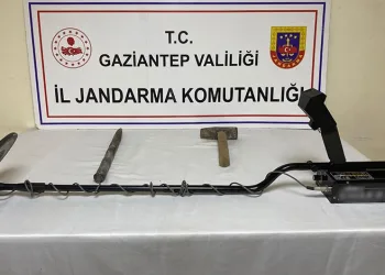 Otomobil bahçeye uçtu: Yaralılar müdahale sonrası olay yerinden kaçtı