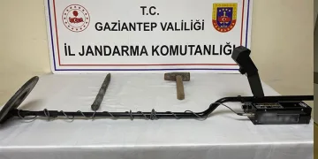 Otomobil bahçeye uçtu: Yaralılar müdahale sonrası olay yerinden kaçtı