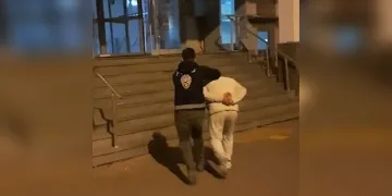 Köpekten kaçarken hafif ticari araca çarpan motosiklet sürücüsü yaralandı