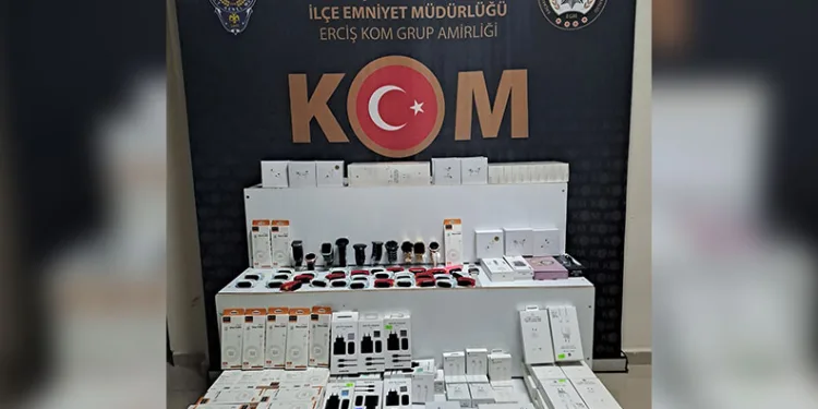 Sürücü fren yerine gaza basınca beton korkulukları yıkan araç bahçe duvarında asılı kaldı