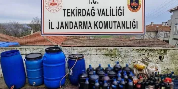 Müşteri gibi geldiler, çilingir sofrasını bedavaya getirdiler