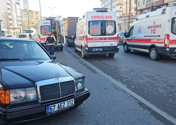 Kamyonun otomobili sürüklediği kazada 4 yaralı