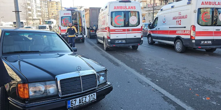 Kamyonun otomobili sürüklediği kazada 4 yaralı