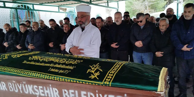 Araç içinde tabancayla vurularak ölen kadın toprağa verildi