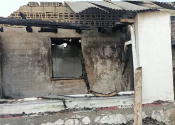 Tek katlı evde çıkan yangın ekiplerce söndürüldü