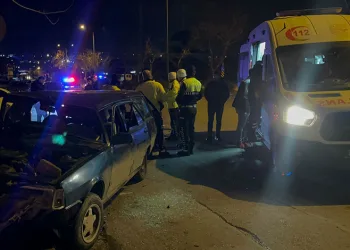 Bursa’da 2 araç kafa kafaya çarpıştı