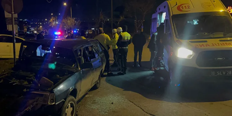 Bursa’da 2 araç kafa kafaya çarpıştı