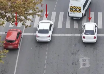 Sarkıntılık iddiasıyla 5 kişi saldırıp bıçakla ağır yaraladılar; o anlar kamerada