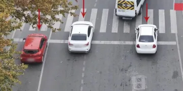 Sarkıntılık iddiasıyla 5 kişi saldırıp bıçakla ağır yaraladılar; o anlar kamerada