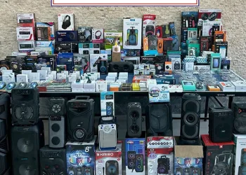 Otomobil bahçeye uçtu: Yaralılar müdahale sonrası olay yerinden kaçtı