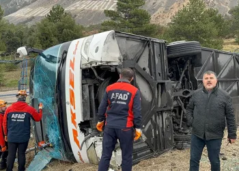 Isparta’da yolcu otobüsü devrildi: 1 ölü, çok sayıda yaralı