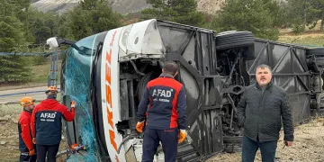 Isparta’da yolcu otobüsü devrildi: 1 ölü, çok sayıda yaralı