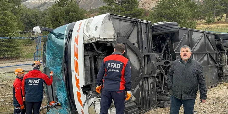 Isparta’da yolcu otobüsü devrildi: 1 ölü, çok sayıda yaralı