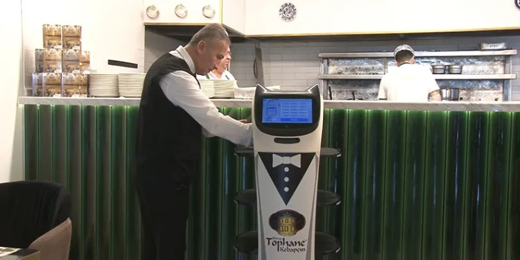 Bursa’da kebap salonunda garson robotlar çalışıyor