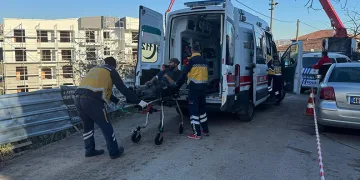 Artvin’de meyve yüklü kamyon dereye yuvarlandı: 1 yaralı