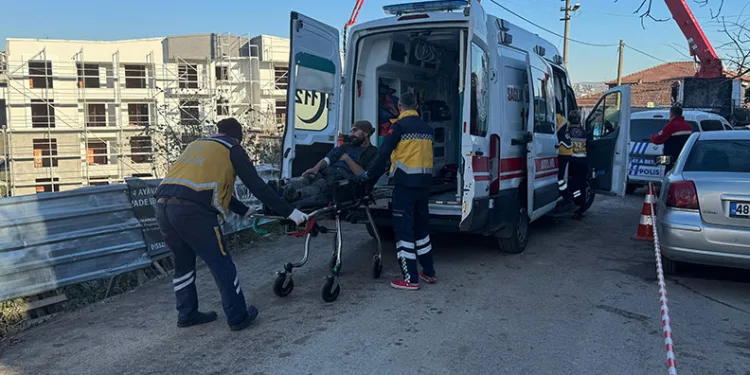 Artvin’de meyve yüklü kamyon dereye yuvarlandı: 1 yaralı
