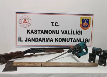 Konya’da bariyerlere çarpan otomobil sürücüsü yaralandı
